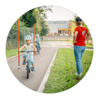 Während den halbtägigen Kursen erlernen und üben Kinder zwischen 6 und 10 Jahren spielerisch Fähigkeiten, dank denen sie auf ihren Velos sicherer unterwegs sind.